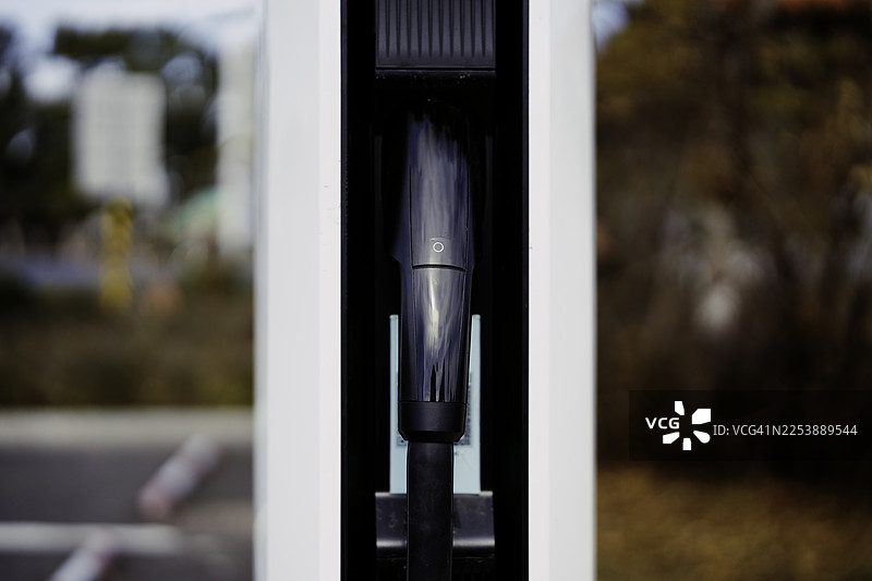 停车场里的电动汽车充电站图片素材