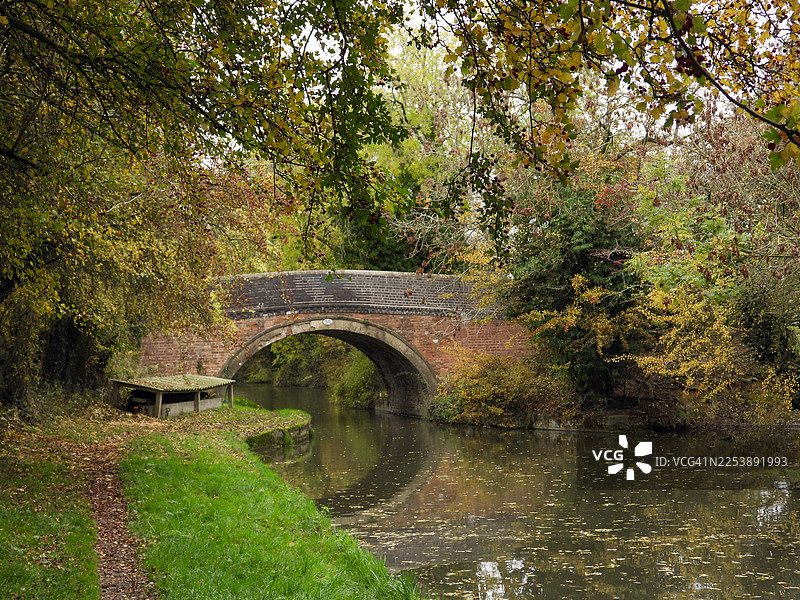 在福克斯顿附近的格兰德联合运河上乘船游览图片素材