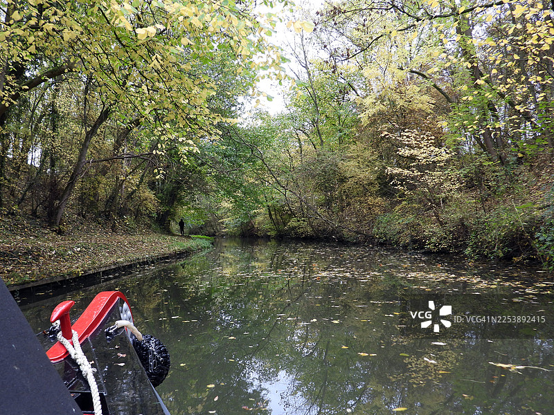 在福克斯顿附近的格兰德联合运河上乘船游览图片素材
