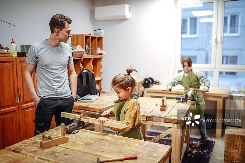 蒙特梭利教育——女孩们参与木制教具的培训课程图片素材