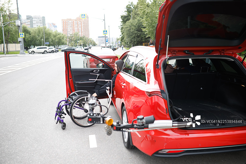 独立移动 - 自动轮椅装载到汽车的系统图片素材