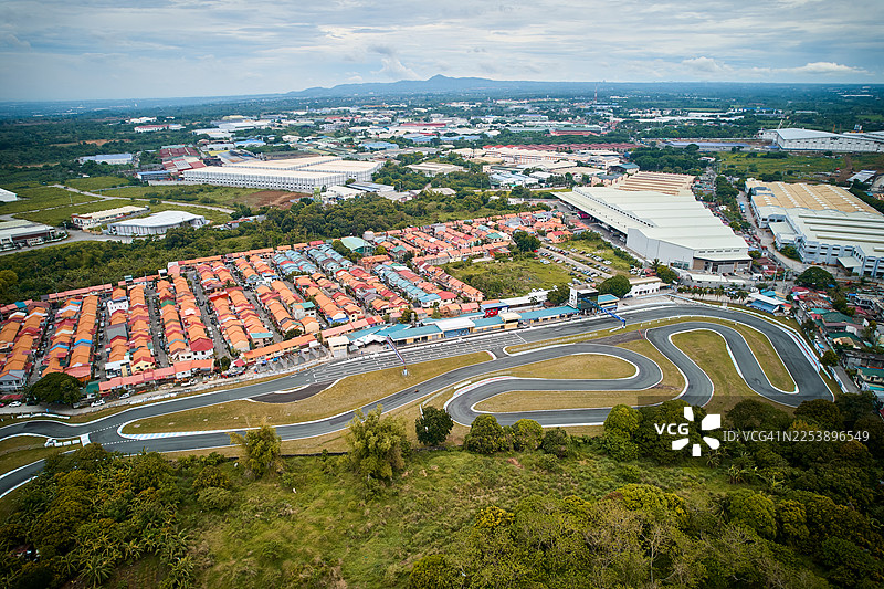 菲律宾卡莫纳，卡维特省卡莫纳赛车场的鸟瞰图。图片素材