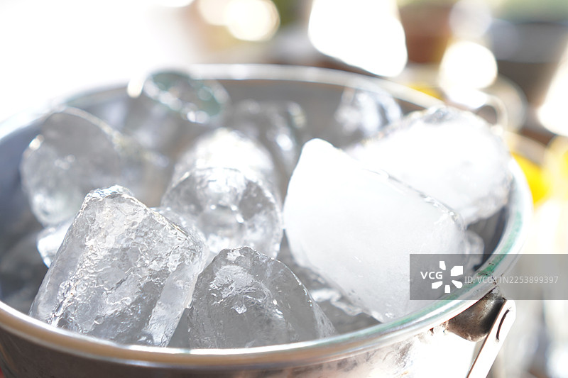 冰块在冰桶里图片素材