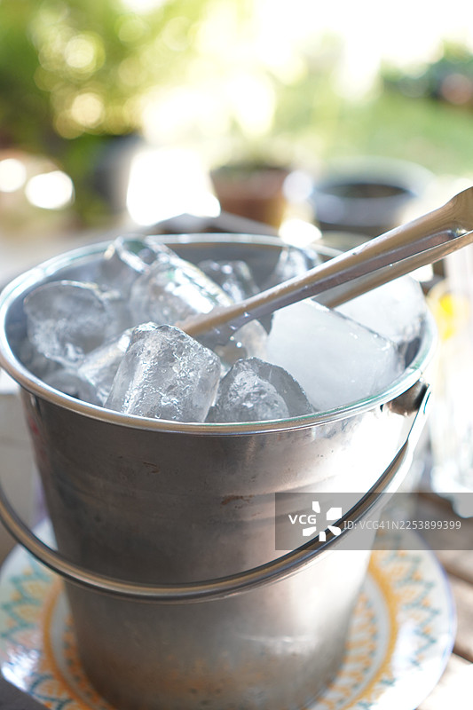 冰桶里的冰块图片素材