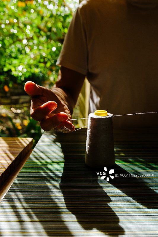 艺术家正在使用纱线和线材创作纺织品图片素材