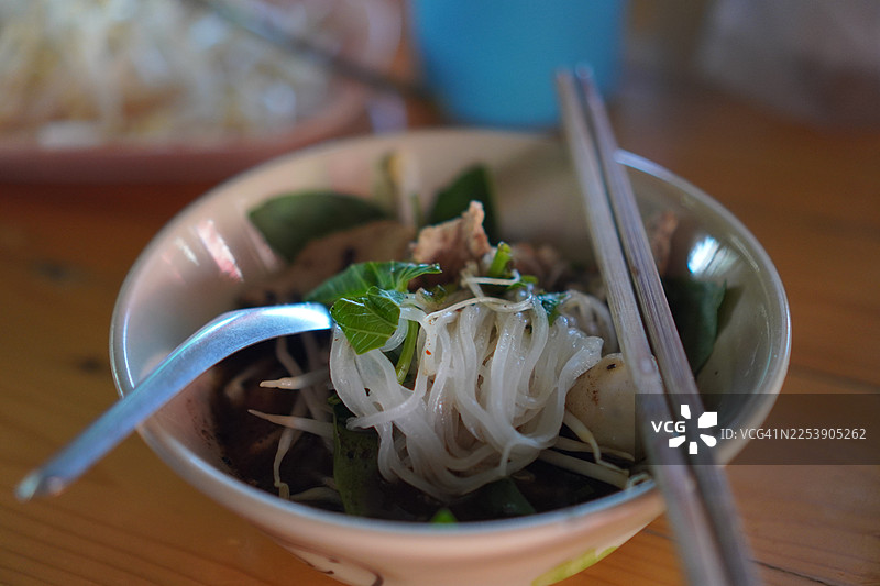 泰式炖猪肉、肉丸和血汤面图片素材