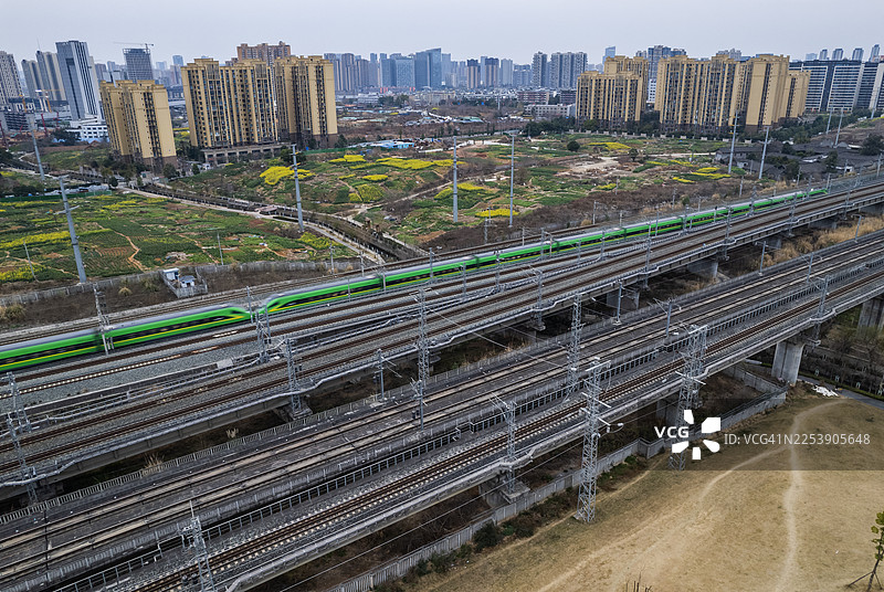 俯瞰成都密集运行的高铁图片素材