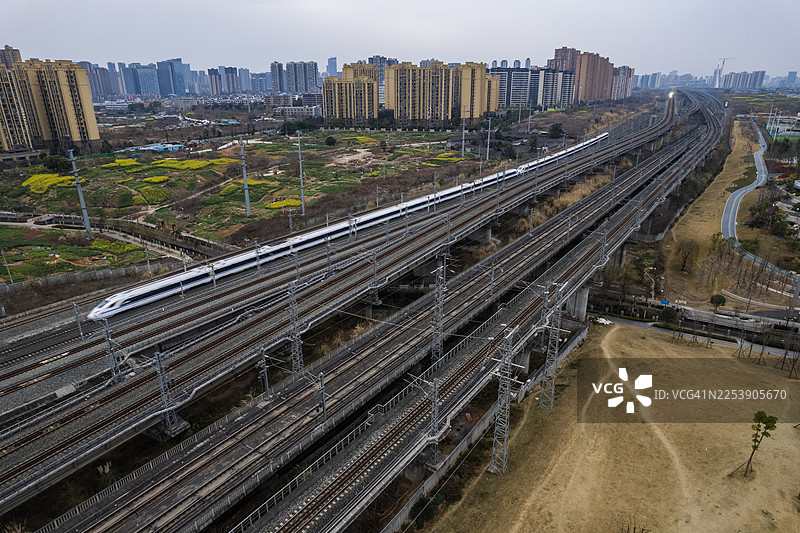 俯瞰成都密集运行的高铁列车图片素材