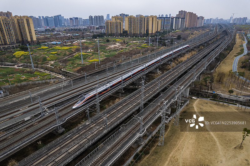 俯瞰成都密集运行的高铁图片素材