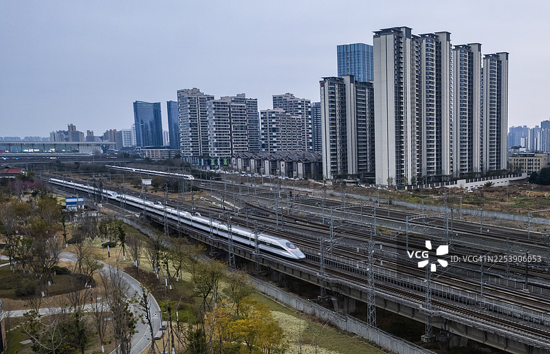 俯瞰成都城市密集的高速列车图片素材