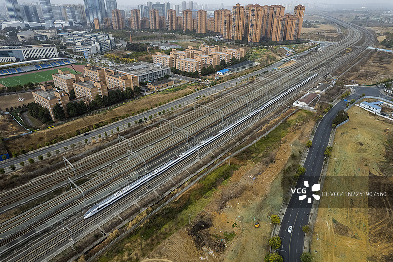 俯瞰成都城市密集的高速列车图片素材