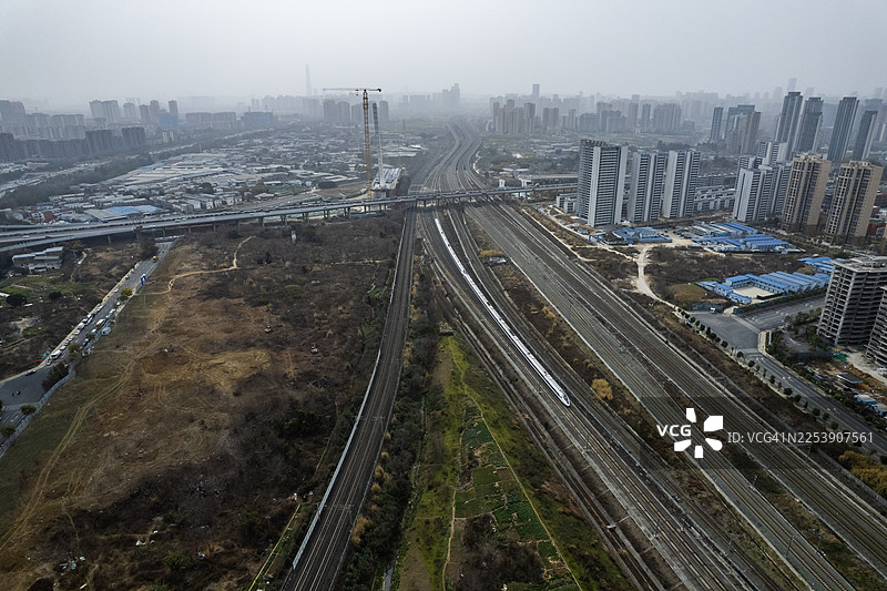 俯瞰成都城市密集的高速列车图片素材