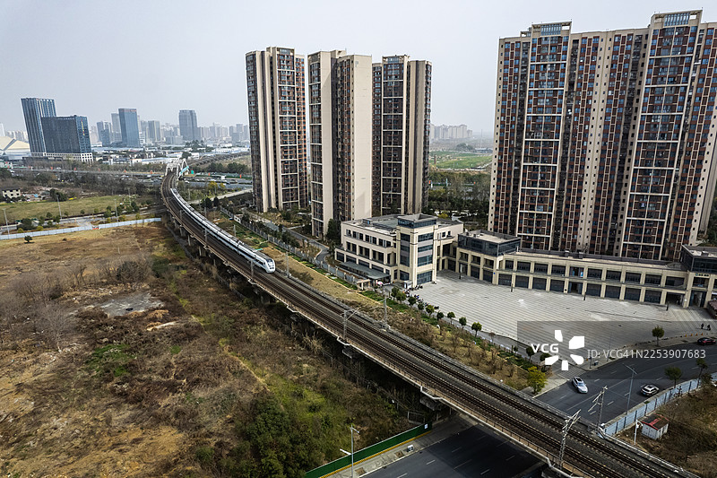 俯瞰成都城市密集的高速列车图片素材