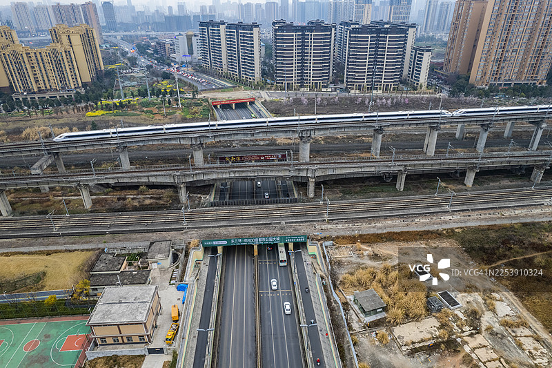 俯瞰成都密集运行的高铁图片素材