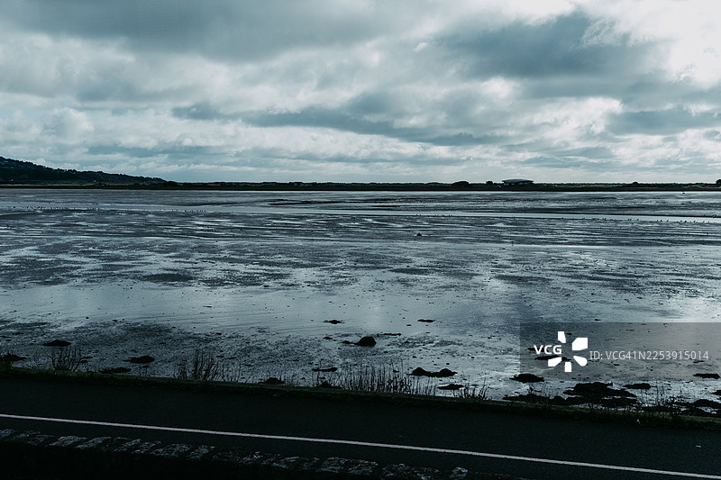 都柏林附近的沿海泥滩，天空布满戏剧性的云彩图片素材