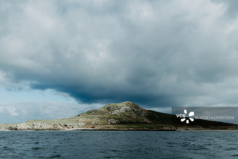 阴沉天空下的都柏林湾海岸岛屿图片素材