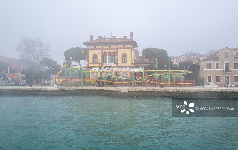 冬季里瓦德利什亚沃尼河畔的临时游乐设施图片素材