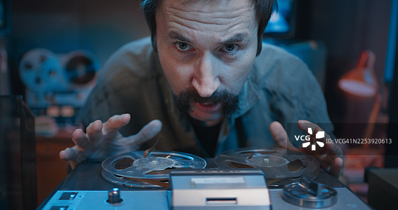 军事情报和通讯基地。复古无线电通讯。操作员正在使用录音机工作。无线电侦察图片素材