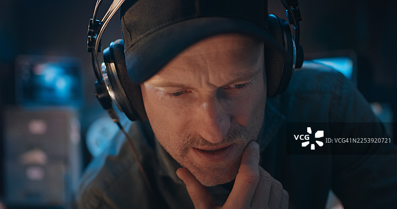 佩戴耳机、收听无线电信号的无线电操作员或记者。业余无线电台图片素材