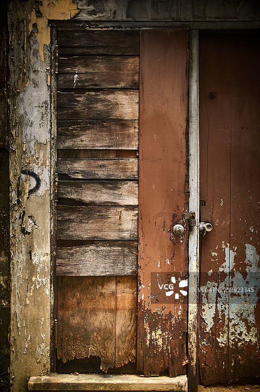 特写镜头，展示了饱经风霜的木质门廊，带有乡村质感和剥落的油漆。图片素材