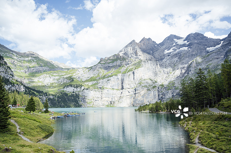 瑞士阿尔卑斯山的厄希嫩湖倒映着山景图片素材