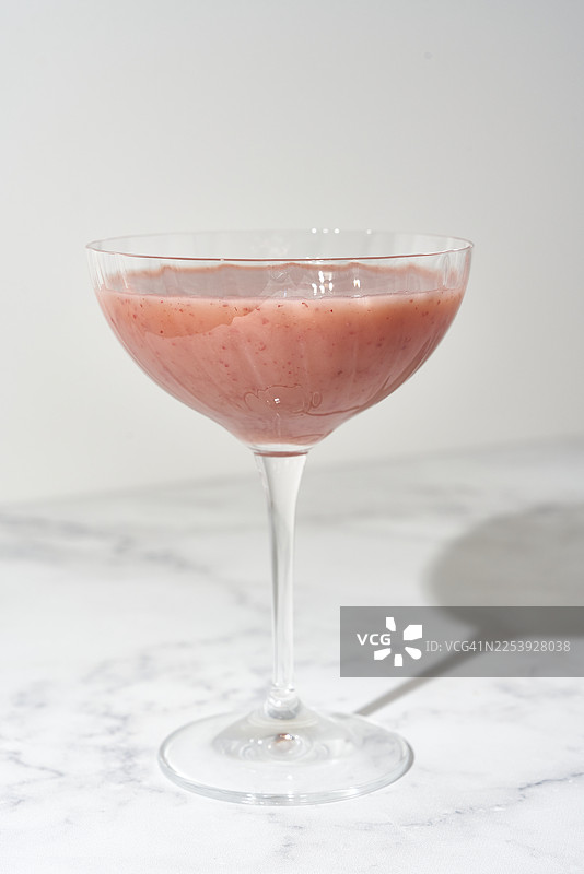 粘稠的浆果冰沙，展示了原始的种子纹理和富含纤维的密度。极简的健康饮品，聚焦肠道健康和有益微生物的食品潮流。未经处理，真实自然。图片素材