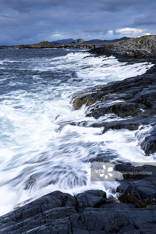 挪威西海岸卡尔瓦格韦万格大西洋海滨公路斯托尔桑德桥上的汹涌海水图片素材
