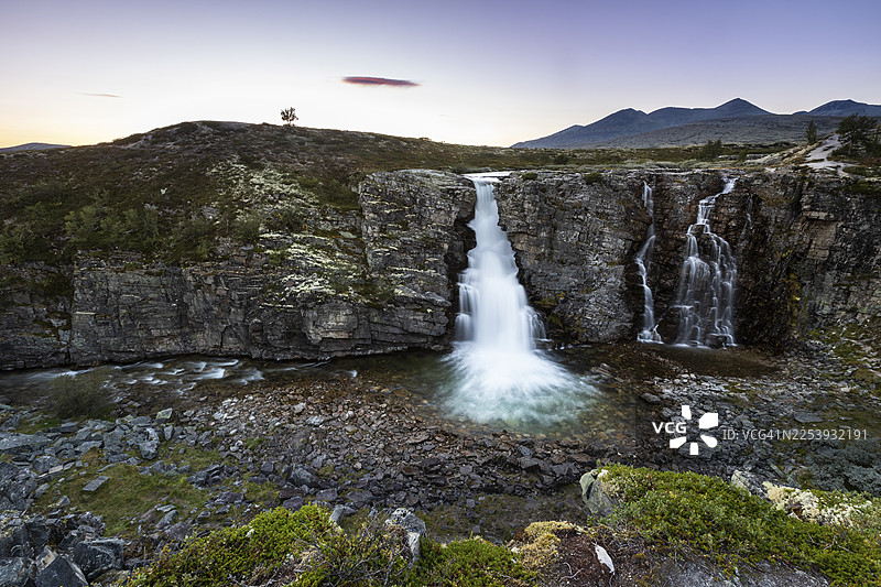挪威隆达讷国家公园的斯托鲁尔福森瀑布图片素材