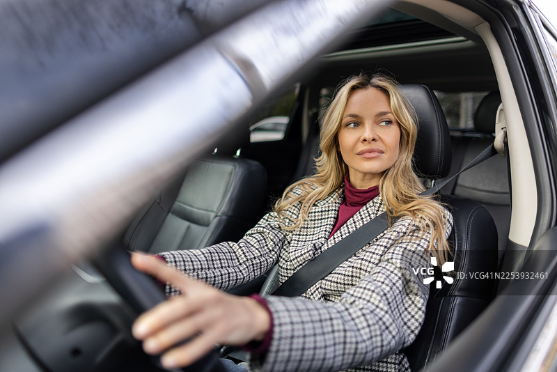 一名女子正在开车图片素材