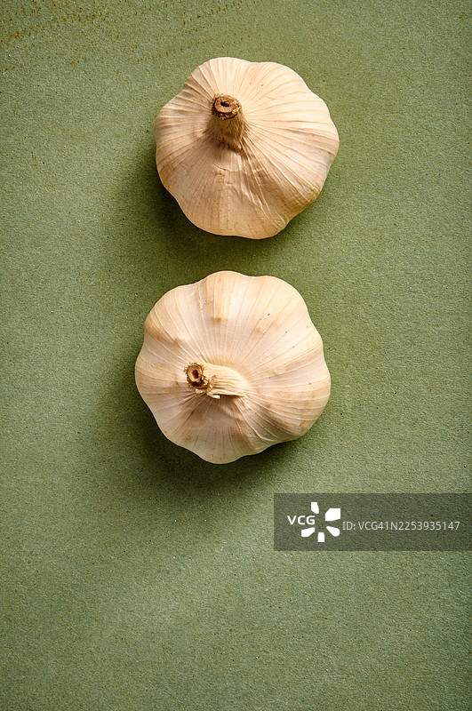 俯视两个完整的大蒜头图片素材