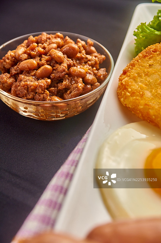 特写镜头，展示一碗休闲早餐烘豆。图片素材