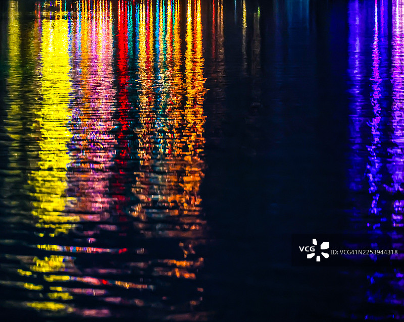 船只假日灯光倒影图片素材