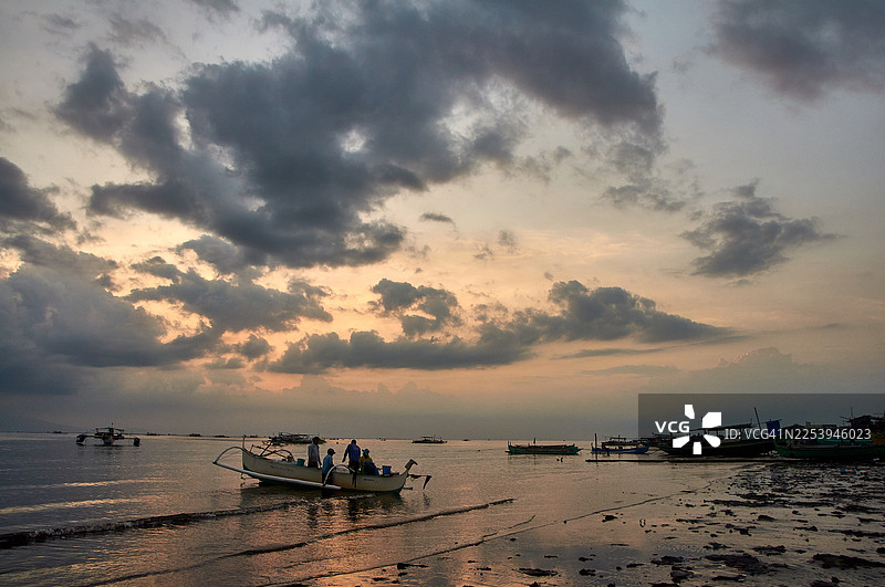 菲律宾“渔业之都”纳沃塔斯马尼拉湾的壮丽日落图片素材