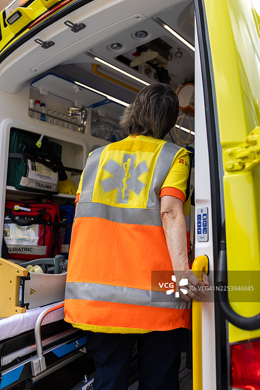紧急医护人员进入救护车，准备进行危重症医疗救援服务图片素材