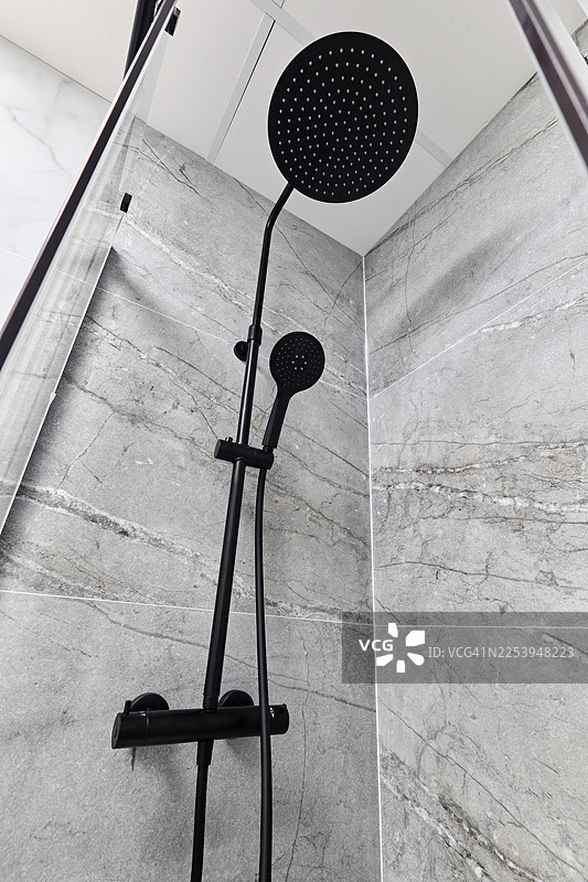 瓷砖浴室里的现代黑色淋浴系统图片素材