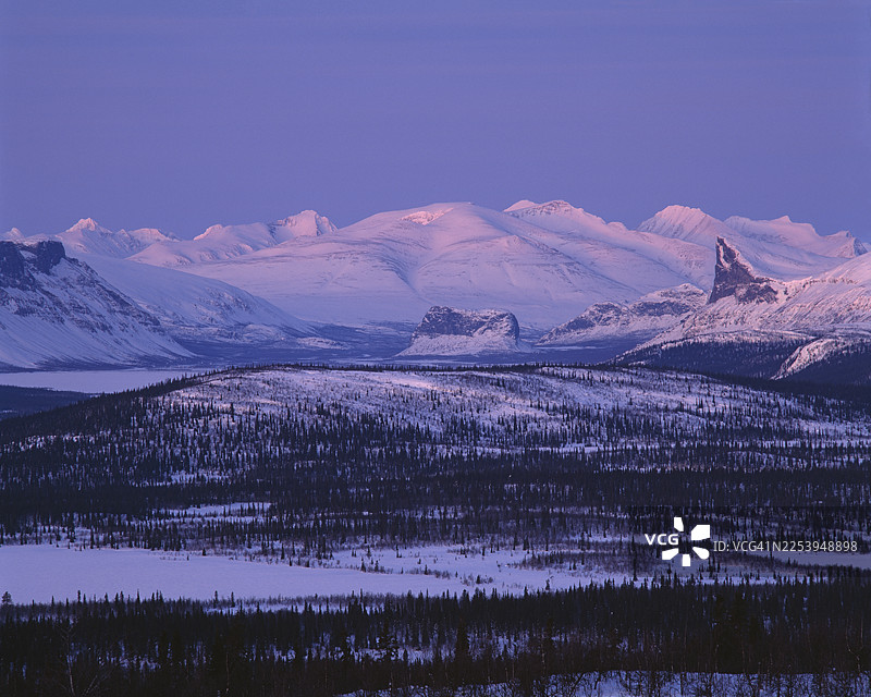 黄昏时分，晴空下的雪山和风景的壮丽景色图片素材