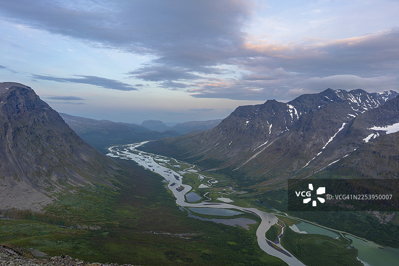 云层笼罩下的湿地山景图片素材