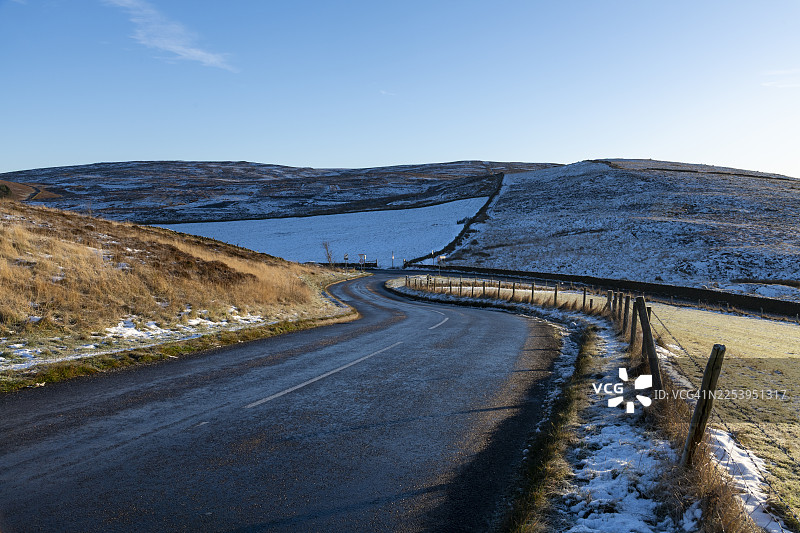 英格兰德比郡高峰区山间的僧侣路图片素材
