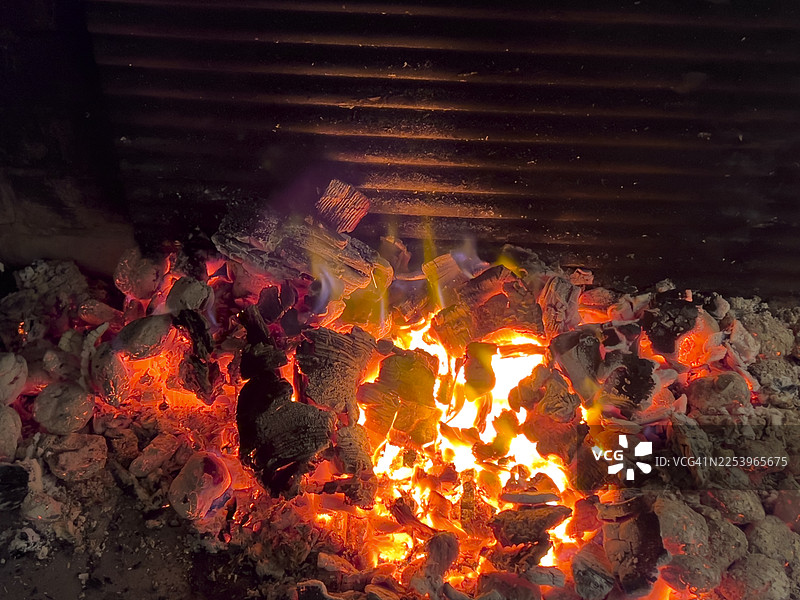 冬季生火取暖，用木材加热图片素材