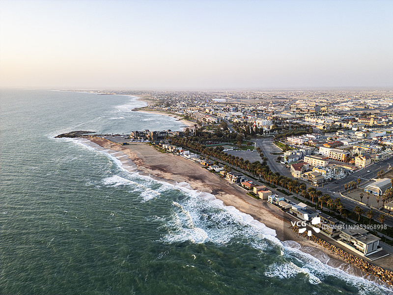 日落时分斯瓦科普蒙德海滨和南大西洋的鸟瞰图图片素材