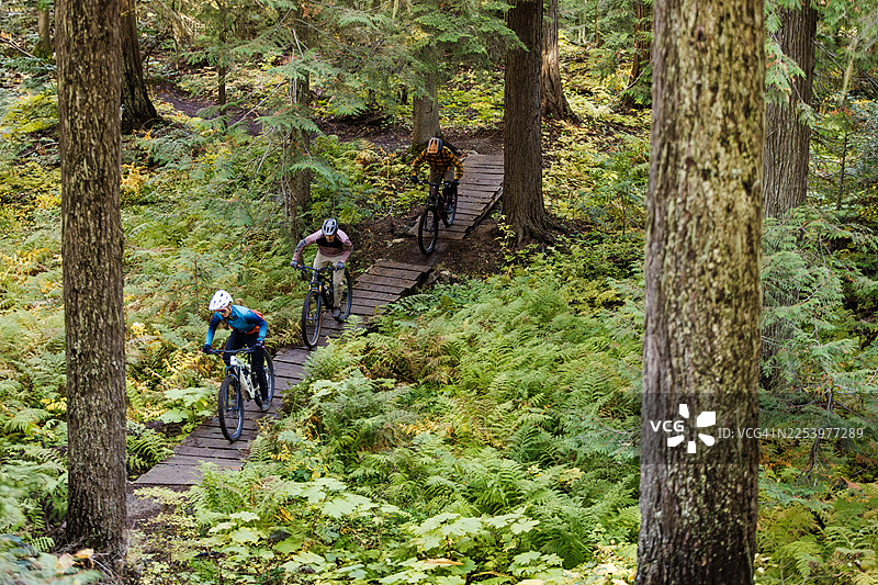 三名耐力山地自行车手图片素材