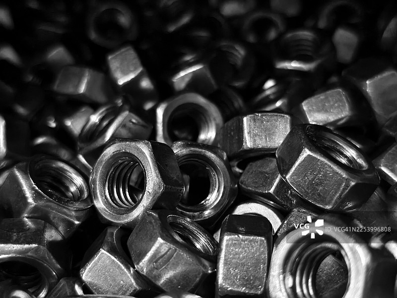 一堆黑白六角钢螺母图片素材