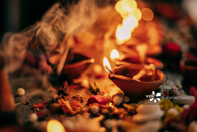 印度宗教仪式中燃烧的油灯和香烟图片素材