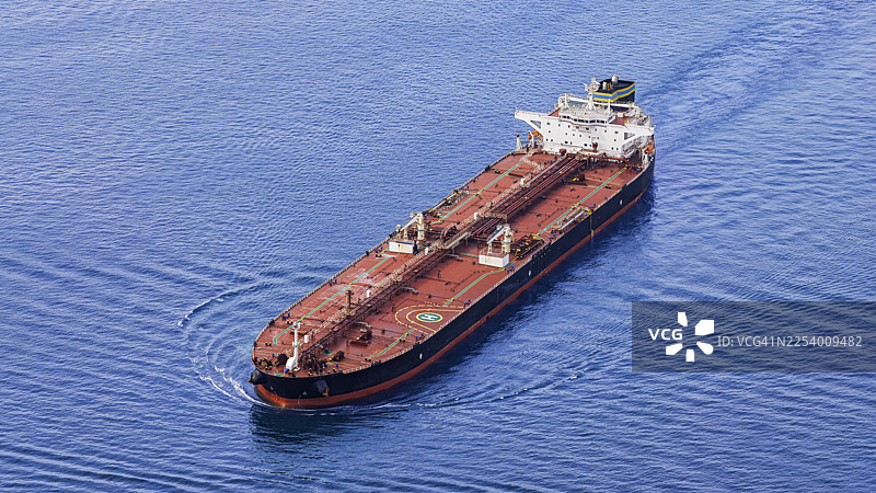 空中俯瞰油轮在海上航行图片素材