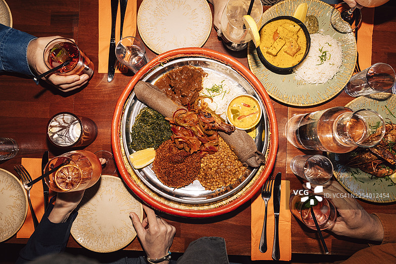 餐厅上方俯拍的埃塞俄比亚美食照片图片素材