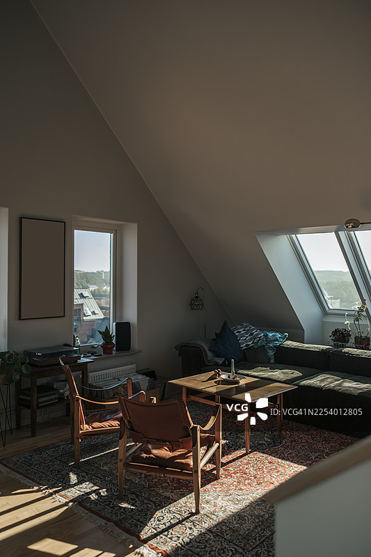 阳光透过窗户照进空荡荡的公寓卧室，里面有家具图片素材