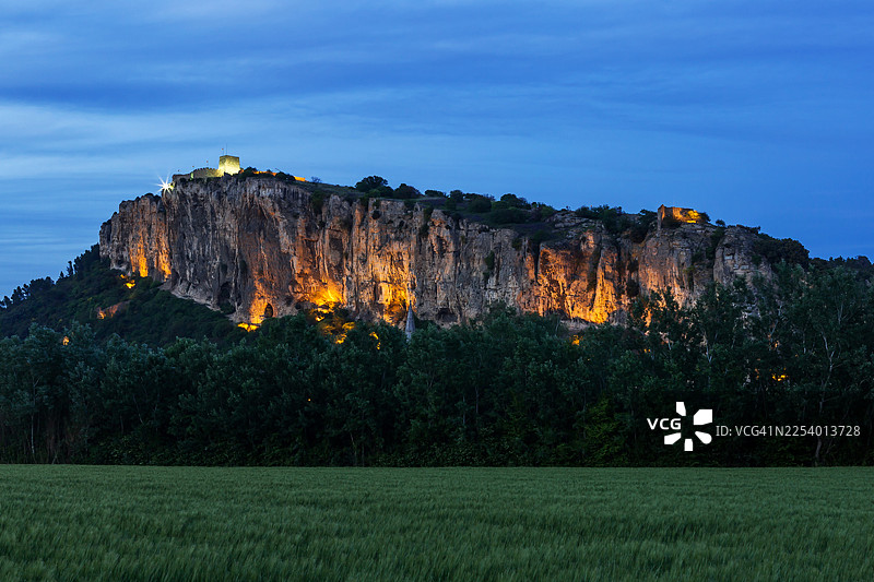 蓝色时分，高山上雄伟的古堡被照亮图片素材