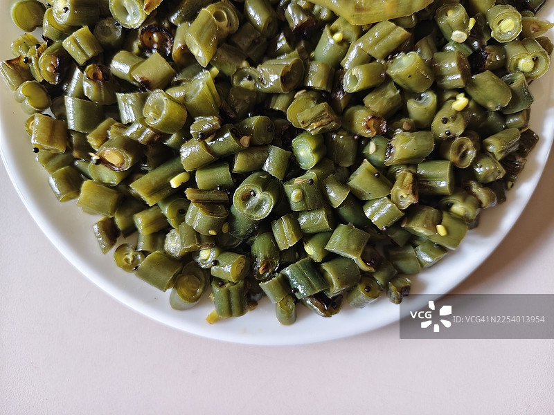 一种南印度风味的“poriyal”或“upperi”炒菜，含有切碎的法国豆（也称为青豆或脆豆），用盐、青辣椒和芥末籽调味。图片素材