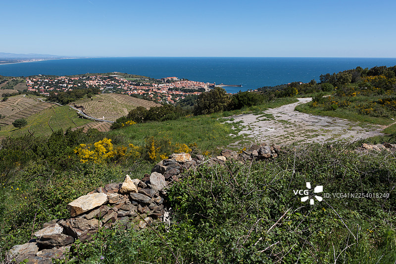 法国南部地中海旁的古老村庄图片素材