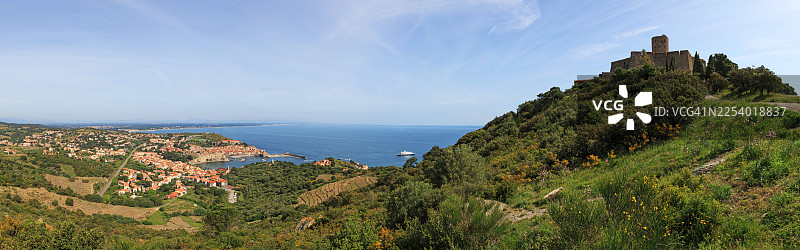法国南部地中海的壮丽全景，旁边是一座山上的历史城堡和历史村庄。图片素材
